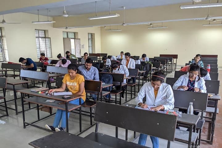 Sri Lal Bahadur Shastri Smarak Government Ayurvedic College and Hospital campus in Allahabad, Uttar Pradesh, India — photo 3