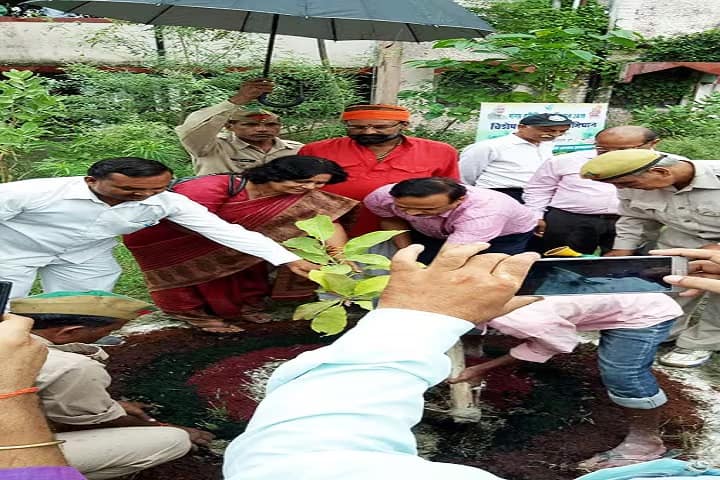 Sri Lal Bahadur Shastri Smarak Government Ayurvedic College and Hospital campus in Allahabad, Uttar Pradesh, India — photo 4
