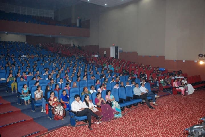 ZF Wadia Womens College and NK Jhota College of Commerce campus in Surat, Gujarat, India — photo 1