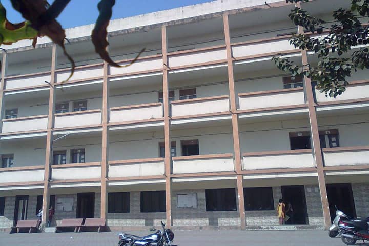 Sheth CD Barfiwala College of Commerce campus in Surat, Gujarat, India — photo 1