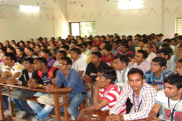 Sheth CD Barfiwala College of Commerce campus in Surat, Gujarat, India — photo 2