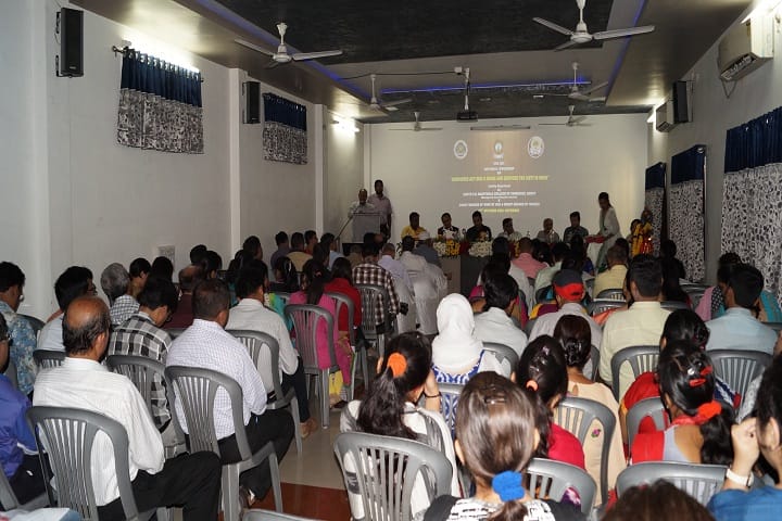 Sheth CD Barfiwala College of Commerce campus in Surat, Gujarat, India — photo 6