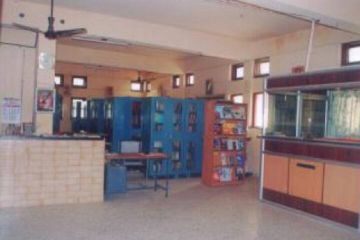 Shri HMV Arts and Commerce College campus in Una, Gujarat, India — photo 2