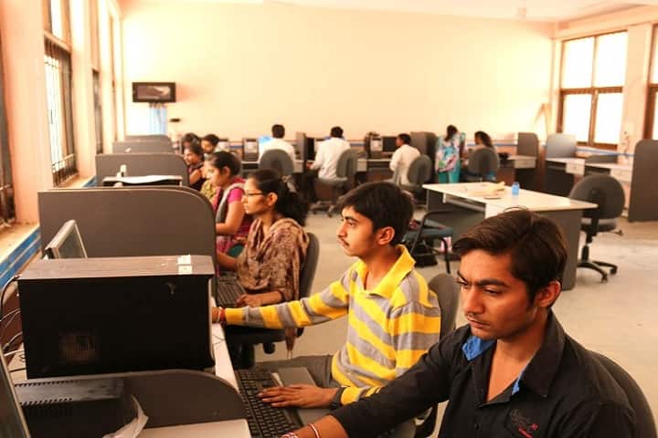 Shri Ramji Ravji Lalan College campus in Bhuj, Gujarat, India — photo 4