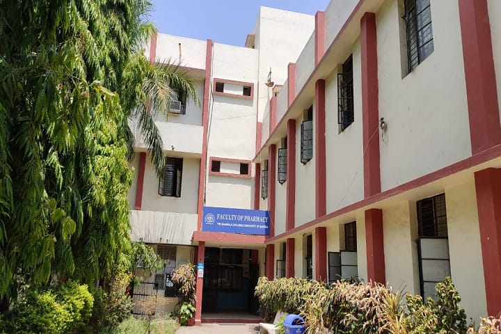 Faculty of Pharmacy campus in Vadodara, Gujarat, India — photo 1