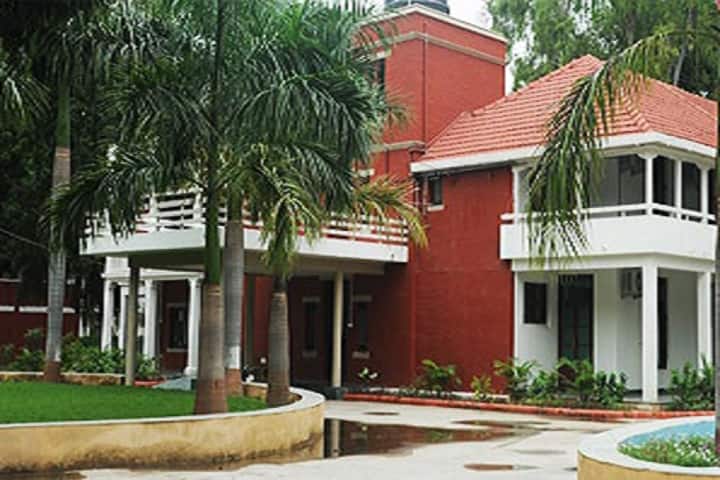Faculty of Pharmacy campus in Vadodara, Gujarat, India — photo 4