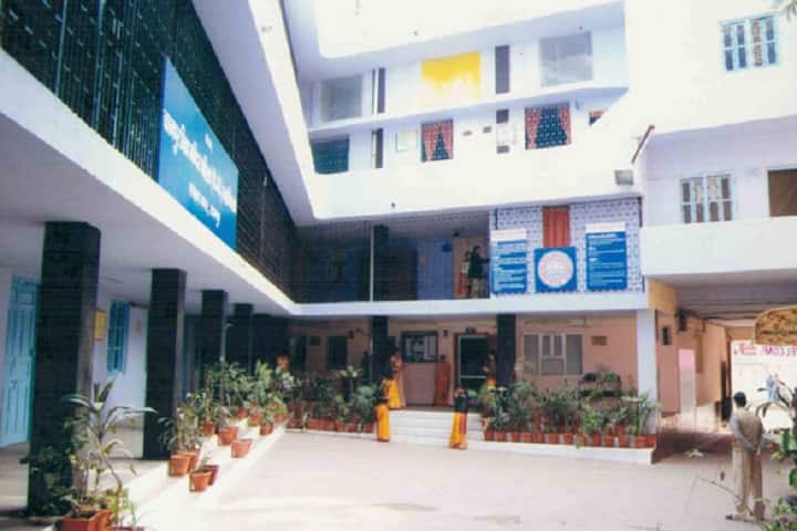 Kanpur Vidya Mandir Mahila Mahavidyalaya campus in Kanpur, Uttar Pradesh, India — photo 1