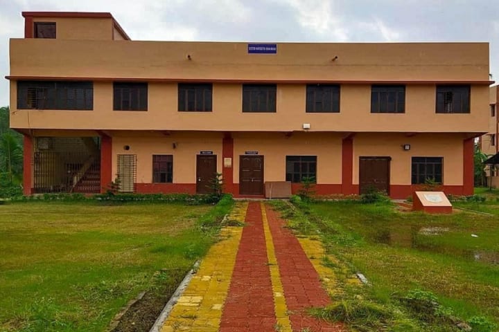 Mahishadal Girls College campus in Mahishadal, West Bengal, India — photo 1