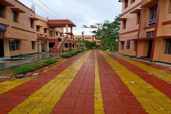 Mahishadal Girls College campus in Mahishadal, West Bengal, India — photo 3