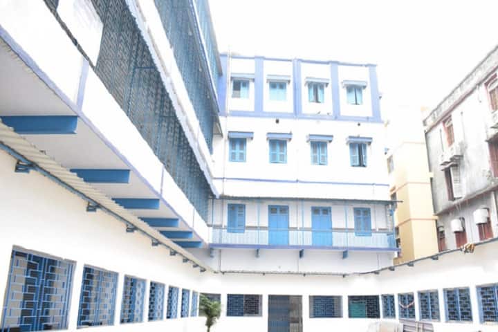 The Calcutta Homoeopathic Medical College and Hospital campus in Kolkata, West Bengal, India — photo 2