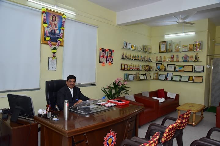 AR Burla Mahila Varishtha Mahavidyalaya campus in Solapur, Maharashtra, India — photo 5
