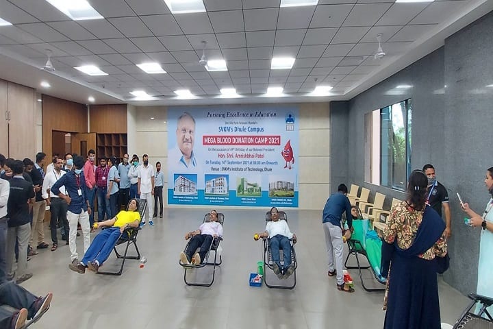 Shri Vile Parle Kelavani Mandal's Institute of Pharmacy, Dhule campus in Dhule, Maharashtra, India