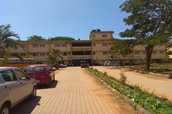 Hubli Ayurved Seva Samiti's Ayurveda Mahavidyalaya and Hospital campus in Hubli, Karnataka, India — photo 1