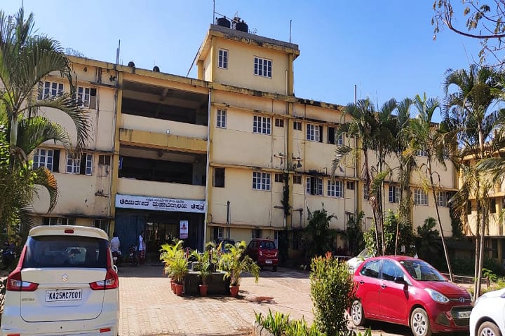 Hubli Ayurved Seva Samiti's Ayurveda Mahavidyalaya and Hospital campus in Hubli, Karnataka, India — photo 5