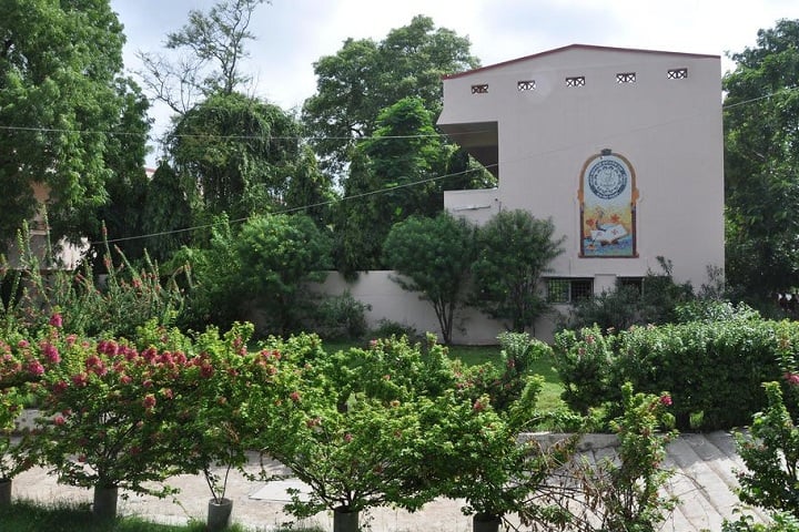 Uni Trust Surajba Mahila Arts College campus in Nadiad, Gujarat, India — photo 1
