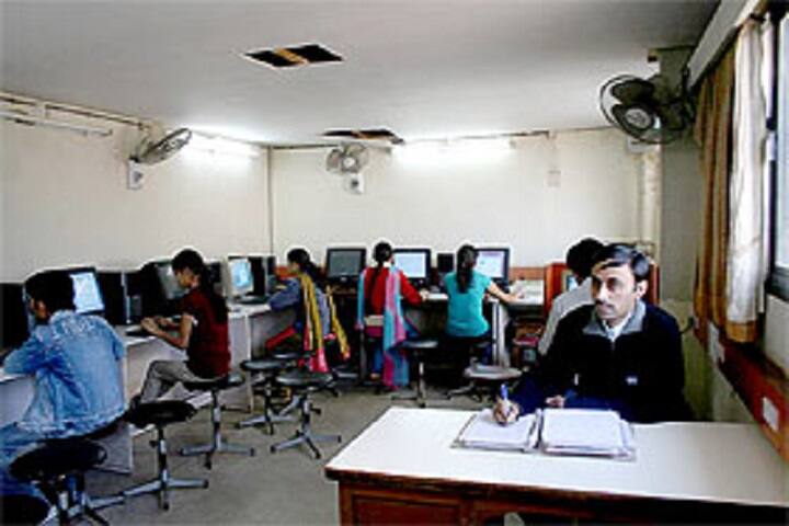 Prin MC Shah Commerce College campus in Ahmedabad, Gujarat, India — photo 4