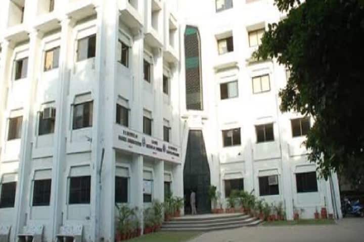 Faculty of Commerce campus in Ahmedabad, Gujarat, India — photo 1