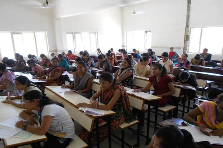 Matrushree Monghima Mahila Arts and Commerce College campus in Junagadh, Gujarat, India — photo 4