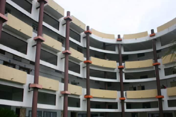 Shree JD Gabani Commerce and Shree Swami Atmanand Saraswati College of Management campus in Surat, Gujarat, India — photo 1