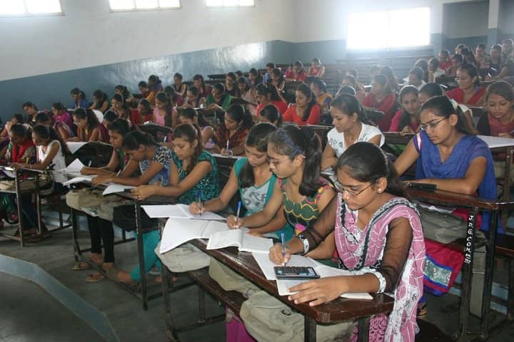 Shree JD Gabani Commerce and Shree Swami Atmanand Saraswati College of Management campus in Surat, Gujarat, India — photo 3