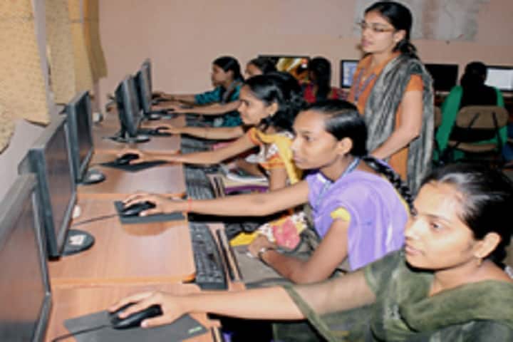 Shah NH Commerce College campus in Valsad, Gujarat, India — photo 3