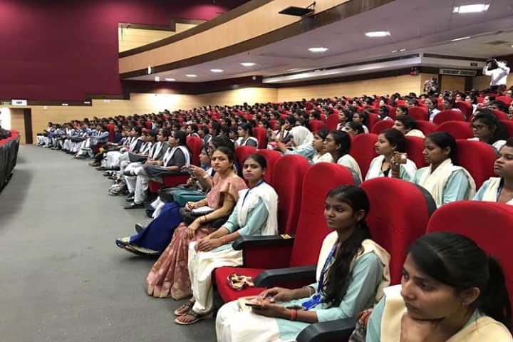 Karamat Husain Muslim Girls PG College campus in Lucknow, Uttar Pradesh, India — photo 5