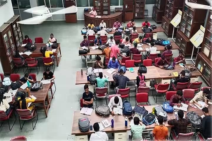 Government Holkar Science College campus in Indore, Madhya Pradesh, India — photo 4