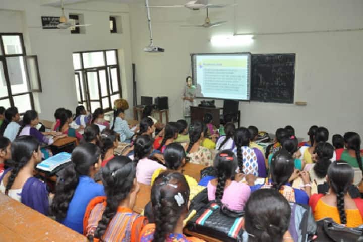 Shri Lal Bahadur Shashtri Arya Mahila College campus in Barnala, Punjab, India — photo 3