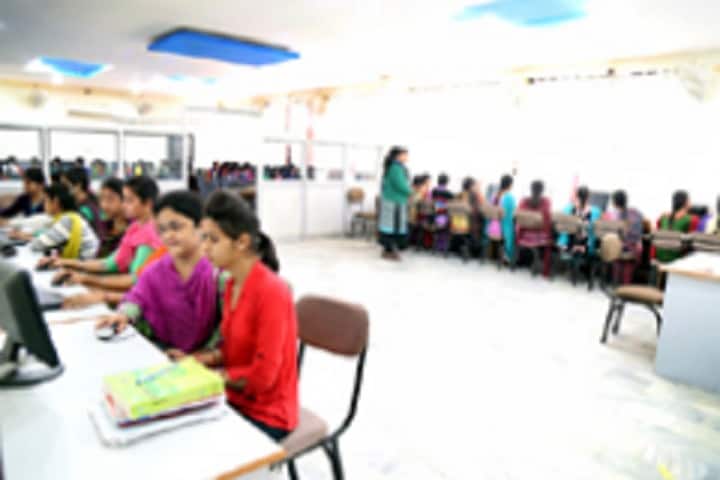 Shri Lal Bahadur Shashtri Arya Mahila College campus in Barnala, Punjab, India — photo 4