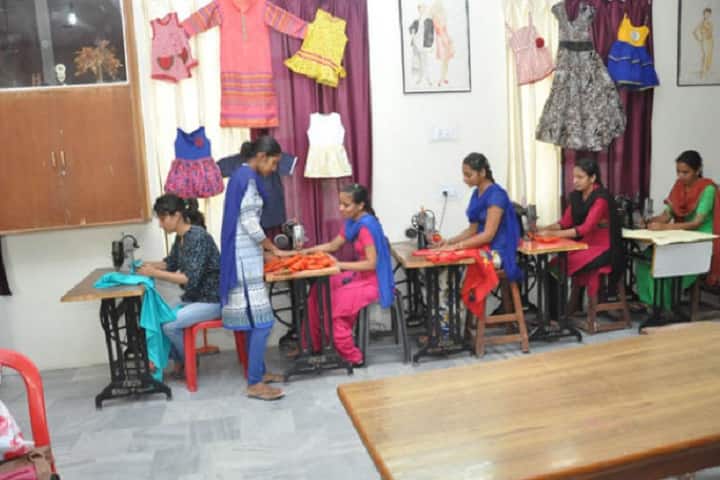 Shri Lal Bahadur Shashtri Arya Mahila College campus in Barnala, Punjab, India — photo 6