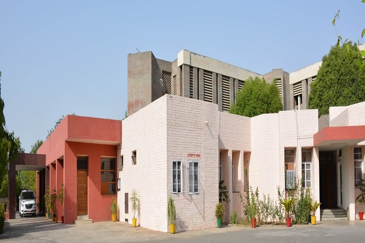 Pandit Bhagwat Dayal Sharma University of Health Sciences campus in Rohtak, Haryana, India — photo 2