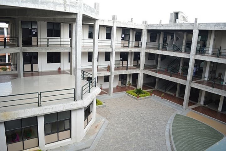 Mehsana Urban Institute of Sciences campus in Mehsana, Gujarat, India — photo 2