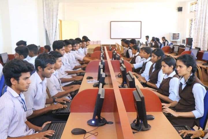 Mount Carmel College campus in Ernakulam, Kerala, India — photo 4