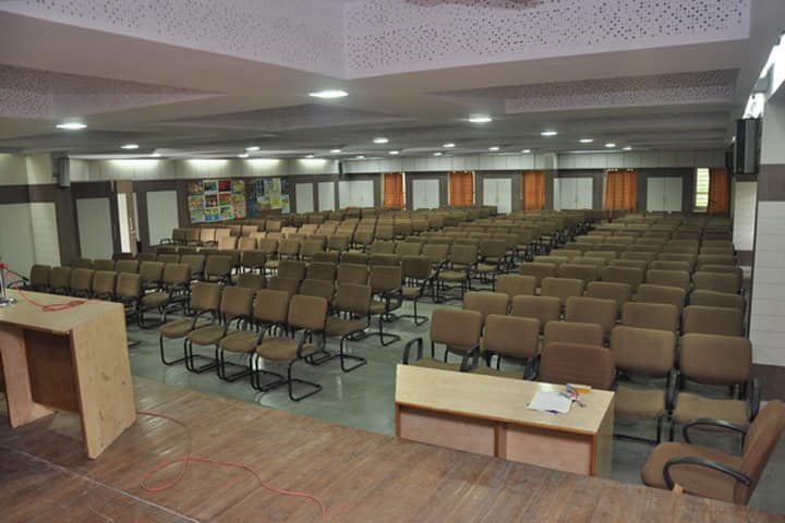 Sir KP College of Commerce campus in Surat, Gujarat, India — photo 6