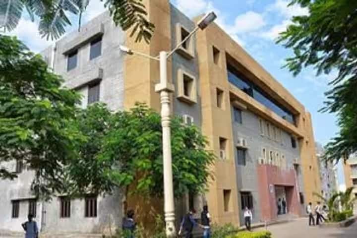 Shri VM Mehta Institute of Ayurveda campus in Jamnagar, Gujarat, India — photo 1