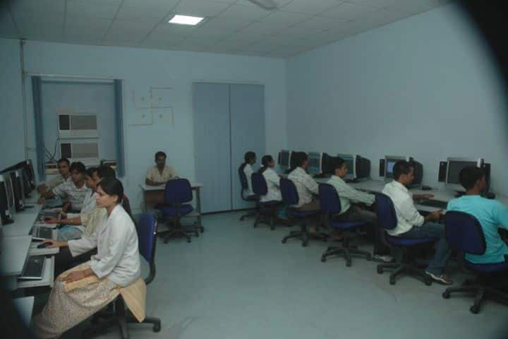 GSVM Medical College campus in Kanpur, Uttar Pradesh, India — photo 2