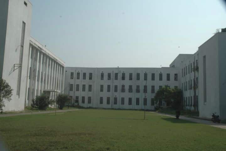 GSVM Medical College campus in Kanpur, Uttar Pradesh, India — photo 6