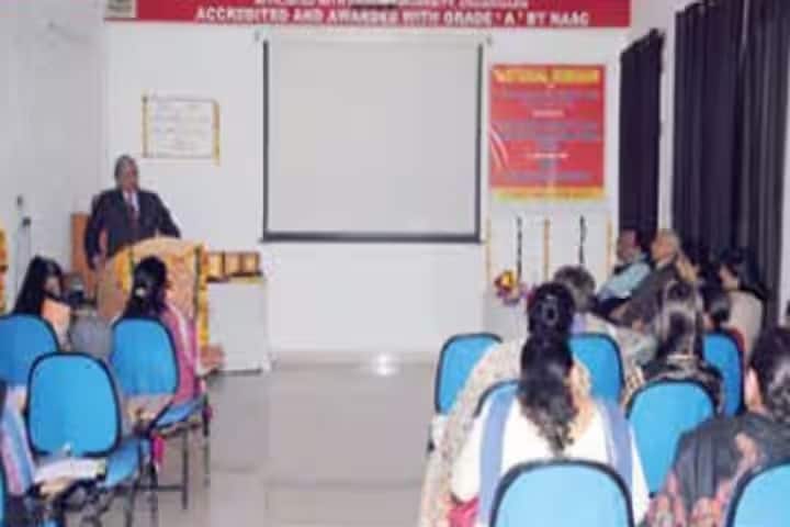 Devki Devi Jain Memorial College for Women campus in Ludhiana, Punjab, India — photo 2