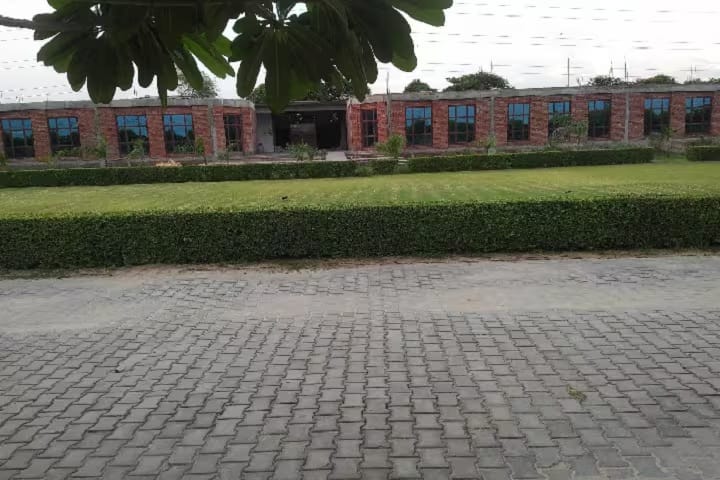Suyash Institute of Pharmacy campus in Gorakhpur, Uttar Pradesh, India — photo 1