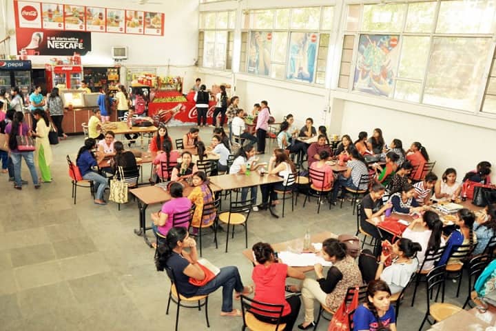 Dev Samaj College for Women campus in Chandigarh, India — photo 2
