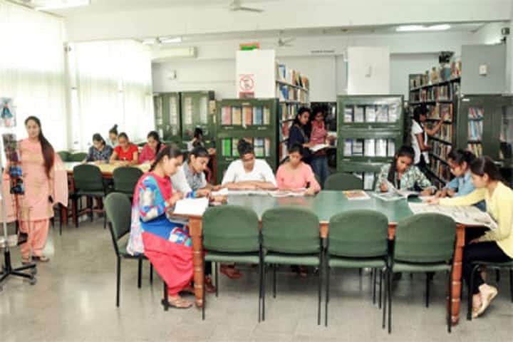 Dev Samaj College for Women campus in Chandigarh, India — photo 4