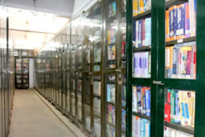 C C Sheth College of Commerce campus in Ahmedabad, Gujarat, India — photo 5