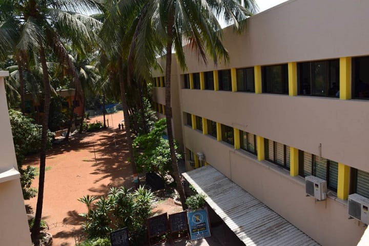 L S Raheja College of Arts and Commerce campus in Mumbai, Maharashtra, India — photo 2