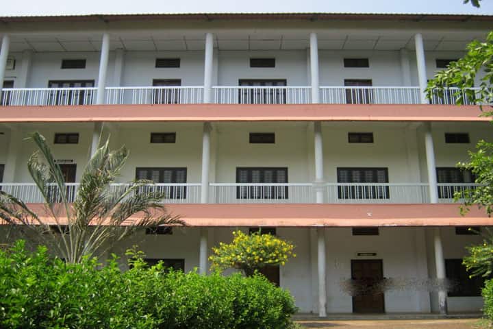 St Aloysius College campus in Thrissur, Kerala, India — photo 2