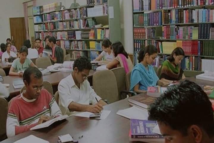 Swa Sawarkar Mahavidyalaya campus in Beed, Maharashtra, India — photo 3