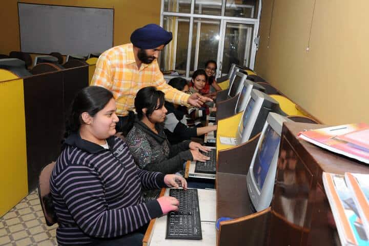 Gopichand Arya Mahila College campus in Fazilka, Punjab, India — photo 3