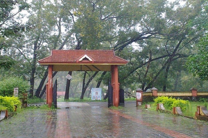 Panampilly Memorial Government College campus in Thrissur, Kerala, India — photo 1
