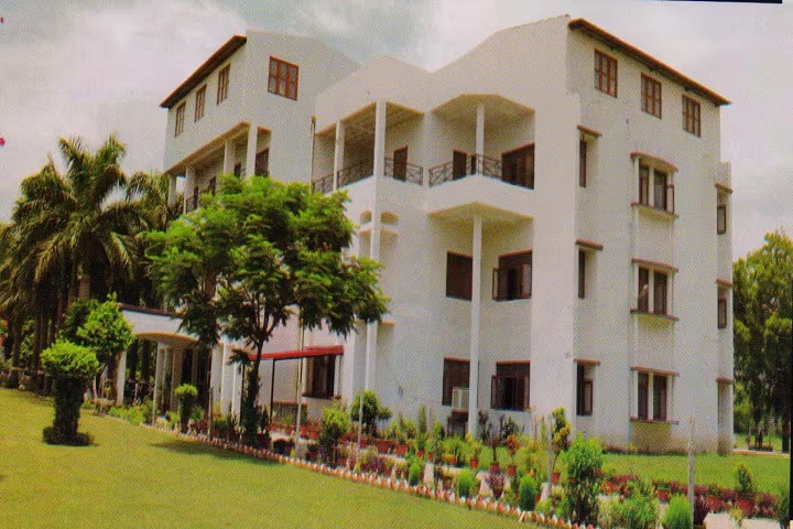 Shri Raghukul Mahila Vidya Peeth campus in Gonda, Uttar Pradesh, India — photo 1