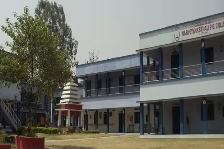 Saraswati Devi Nari Gyanasthali PG College campus in Gonda, Uttar Pradesh, India — photo 2
