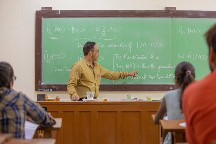 Sir PT Sarvajanik College of Science campus in Surat, Gujarat, India — photo 5